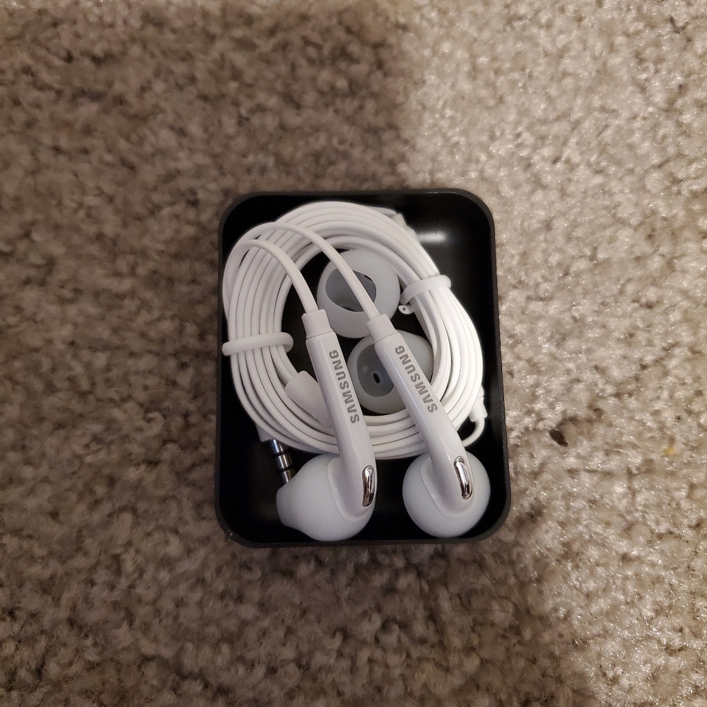🥰Brand New Samsung Headphones🥰